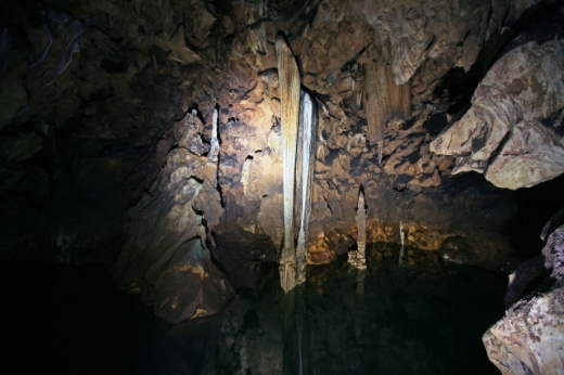 동굴 호수에 잠긴 종유석과 석순. /사진=한국관광공사