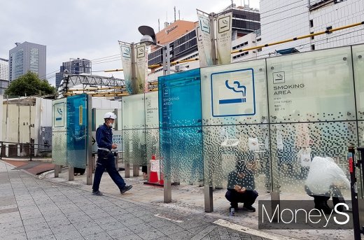신주쿠 거리에 있는 흡연부스 안에서 사람들이 흡연을 즐기고 있다. /사진=김설아 기자