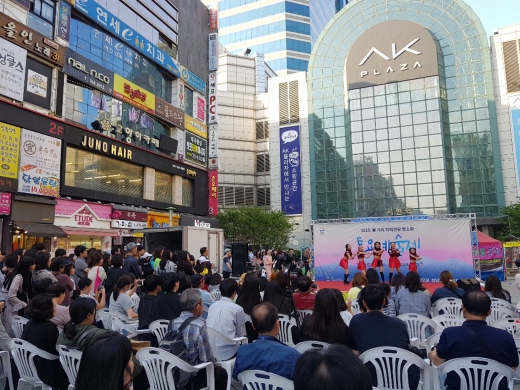 지난 5월 11일 서현역 로데오거리에서 열린 토요 예술제. / 사진제공=성남시