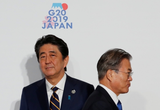 문재인 대통령(오른쪽) 아베 신조 일본 총리. /사진=로이터 