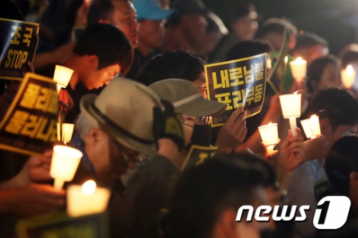 서울대학교 학생들과 시민들이 지난 23일 서울 관악구 서울대학교 아크로광장에서 조국 법무부 장관 후보자의 사퇴를 촉구하며 촛불집회를 하고 있다. /사진=뉴스1