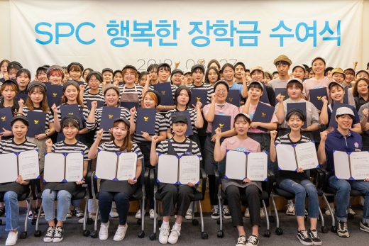 27일 서울 신대방동 SPC 미래창조원에서 열린 '제 16회 SPC 행복한 장학금 수여식'에서 아르바이트 장학생들이 기념 촬영을 하고 있다