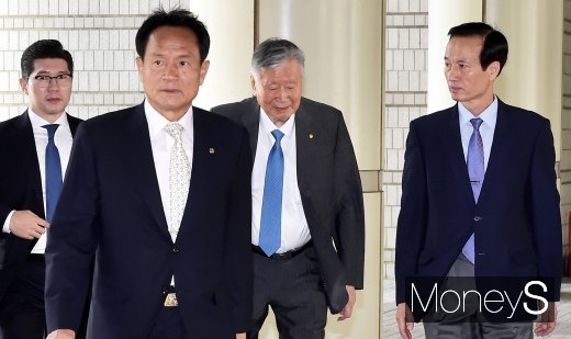 [머니S포토] 이중근 부영 회장, 수행 받으며 고법 출석