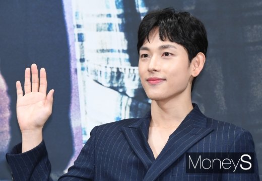 [머니S포토] 임시완 '얼굴에 잔뜩 묻은 잘생김'
