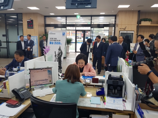 박영선 중소벤처기업부 장관(오른쪽)과 이용주 의원(무소속.여수갑)NH농협 여수시지부에서 필승코리아펀드에 가입하고 있다./사진제공=광주전남중소벤처기업청