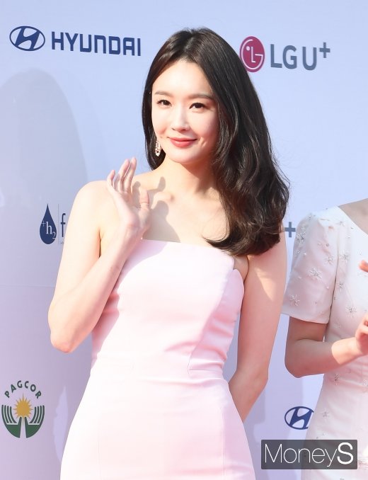 [머니S포토] 다비치 강민경 '여신의 손인사'