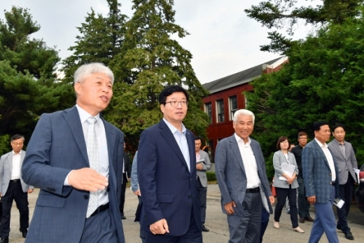 염태영 수원시장과 이석하 서울대학교 농업생명과학대학장이 27일 서울대 수원캠퍼스 창업지원센터에서 간담회를 열고, 상생협력을 위한 첫걸음을 뗐다. / 사진제공=수원시