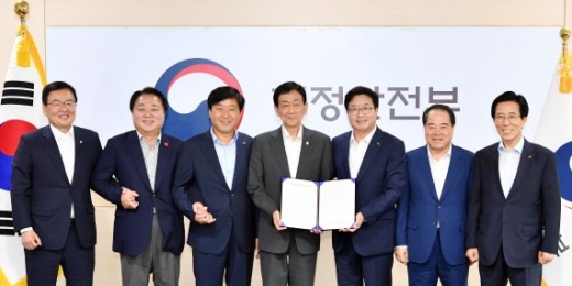 염태영 수원시장을 비롯한 전국시장군수구청장협의회 임원진이 28일 세종시 행정안전부 장관실에서 진영 장관을 만나 “시·군·구가 중심이 되는 자치분권을 강력하게 추진해 달라”고 건의했다. / 사진제공=수원시