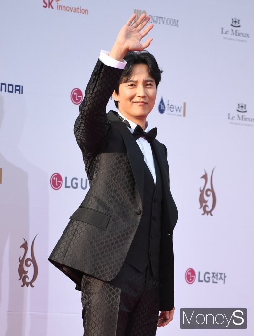 [머니S포토] 김남길 '팬들 환호성 부르는 손인사'
