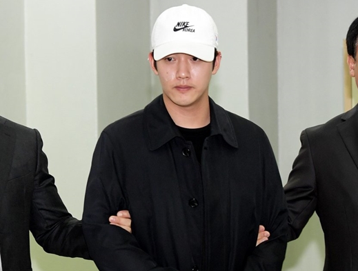 가수 구하라의 전 남자친구 최종범씨가 지난해 10월24일 영장실질심사를 마치고 서울 서초동 서울중앙지방법원을 나서고 있다. /사진=임한별 기자