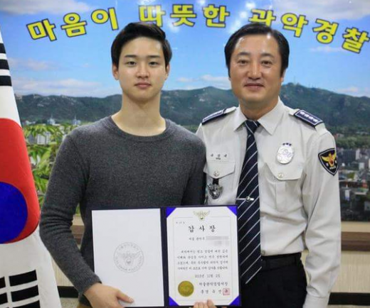 한양대 재학 시절 강도를 잡아 표창장을 받았던 장동윤(왼쪽). /사진=서울경찰 페이스북