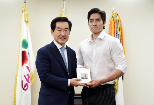 지난 2017년 8월, K9 자주포 사고로 크게 부상을 당했던 이찬호 병장이 의정부시를 방문 했다. / 사진제공=의정부시