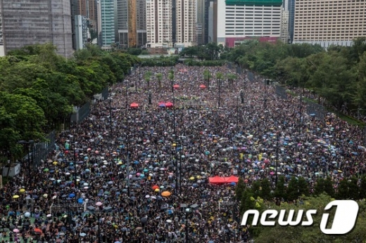 홍콩 국제공항 모두 차단 가능성… 충돌 과격화