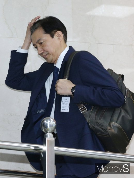 [머니S포토] 조국 법무부 장관 후보자, 백팩 메고 국회로