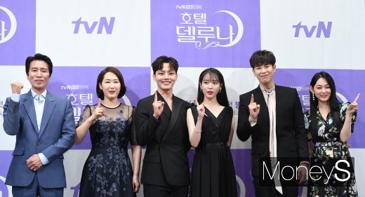 배우 신정근, 배해선, 여진구, 아이유, 블락비 피오, 구구단 미나(왼쪽부터)가 8일 오후 서울 강남구 논현동 임피리얼 팰리스 서울에서 열린 tvN 새 토일드라마 '호텔 델루나(연출 오충환)' 제작발표회에 참석해 포토타임을 갖고 있다. /사진=장동규 기자