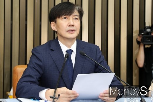 조국 법무부장관 후보자가 2일 오후 국회에서 열린 대국민 기자간담회에서 질의하고 있다. /사진=임한별 기자