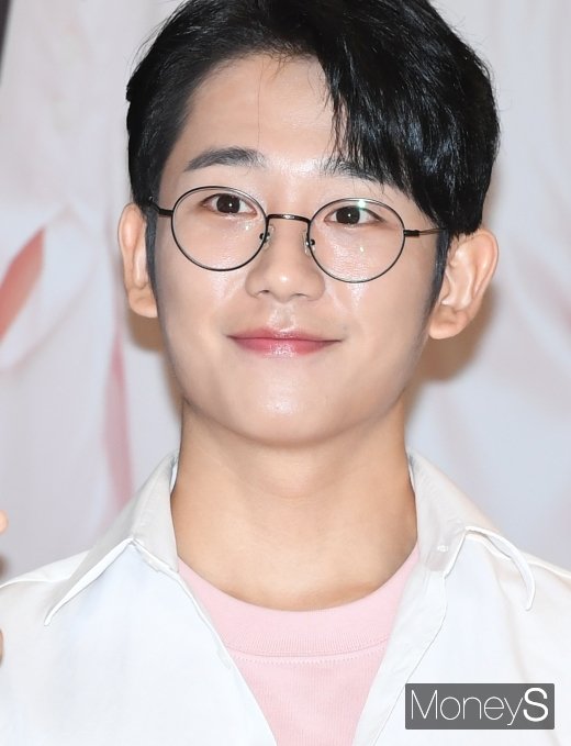 [머니S포토] 정해인 '대학생 선배 느낌 풍기는 동글이 안경'