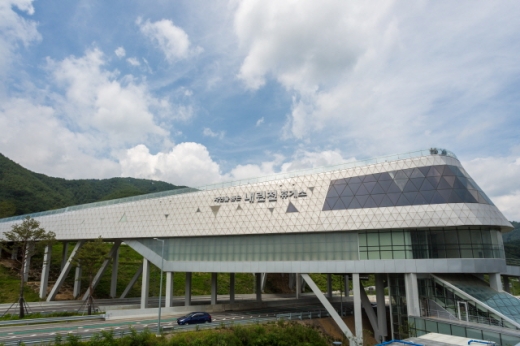 디자인이 독특한 내린천휴게소. /사진=한국관광공사