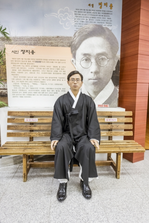 정지용문학관 입구의 정지용 밀랍인형. /사진=한국관광공사