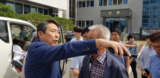 공무원 50여명이 동원돼 시민단체의 평화적인 국민 표현의 자유를 침해하고 나서면서 논란이 일고 있다./사진=임승제 기자