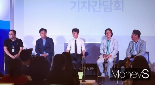 웨이브 관계자들이 질의응답을 준비하는 모습. 왼쪽부터 조휘열 웨이브 기술총괄 본부장, 정욱 웨이브 경영기획본부장, 이태현 웨이브 대표, 이상우 웨이브 서비스 본부장, 이희주 웨이브 플랫폼사업본부장. /사진=채성오 기자