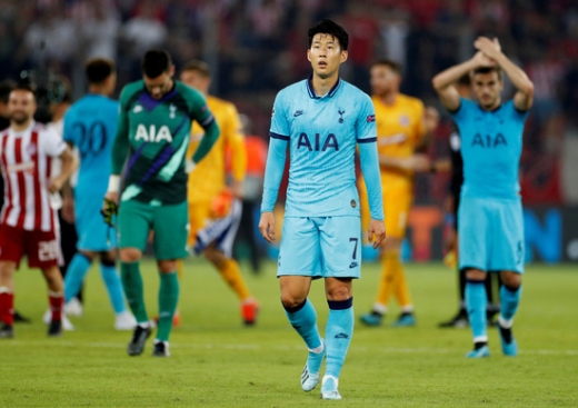 19일(한국시간) 그리스 피레우스 카라이스카키 스타디움에서 열린 2019-2020시즌 유럽축구연맹(UEFA) 챔피언스리그 조별리그 B조 1차전 올림피아코스전에서 교체 출전한 토트넘 홋스퍼의 손흥민(가운데). /사진=로이터