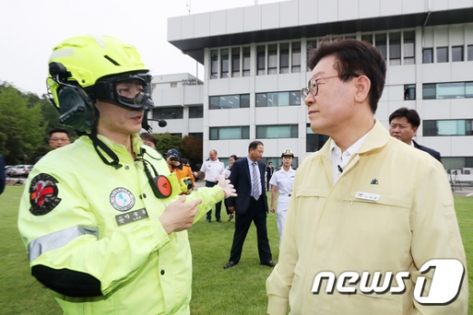이재명 경기도지사(오른쪽)와 이국종 아주대학교 의과대학 교수가 지난달 29일 경기 수원시 경기도청에서 실시된 응급의료전용헬기 종합시뮬레이션 훈련에 앞서 대화를 나누고 있다. /사진=뉴스1