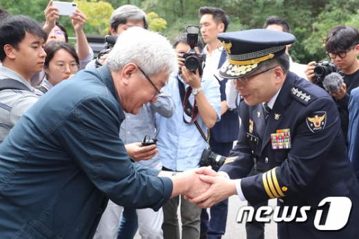 20일 민갑룡 경찰청장(오른쪽)이 개구리소년 사건 희생자 유해 발굴 현장을 찾아 희생자 우원철군(당시 13세)의 아버지 우종우씨를 위로하고 있다. /사진=뉴스1