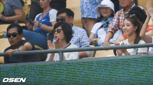 류현진 부모님과 아내 배지현 아나운서가 23일 경기 관람 모습. /사진=OSEN     