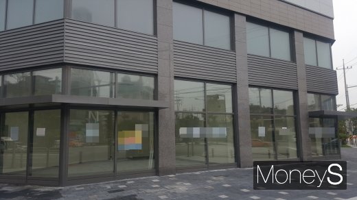 대로변에 위치한 서울시내 한 아파트 단지 내 상가가 주인을 찾지 못해 공실로 남은 모습. /사진=김창성 기자