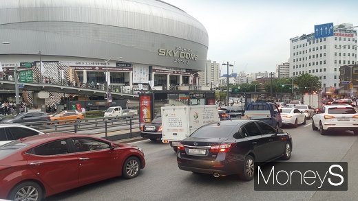 고척돔에서 열리는 콘서트를 앞두고 붐비는 경인로. /사진=김창성 기자