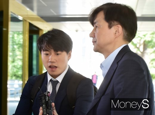 [머니S포토] 조국 법무 장관, 침묵 속의 출근길