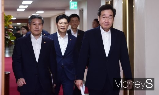 [머니S포토] 이낙연 총리 국무회의 입장