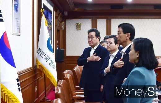 [머니S포토] 국민의례하는 이낙연 총리