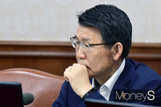 [머니S포토] 총리 발언 경청하는 은성수 금융위원장