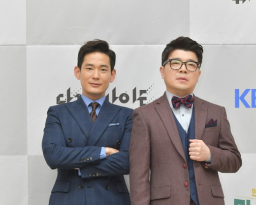 KBS 1TV 시사교양 프로그램 '한밤의 시사토크-더 라이브' 진행자인 한상헌 아나운서(왼쪽)와 방송인 최욱. /사진=KBS 제공