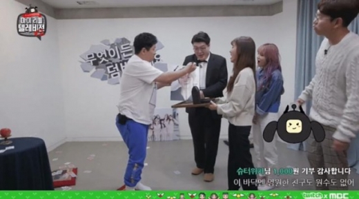 지난 21일 진행된 MBC '마이 리틀 텔레비전 V2' 인터넷 생방송 중 개그맨 정형돈이 가수 케이윌의 사진에 붓으로 두 줄을 그어 영정사진처럼 보이게 만들고 있다. /사진=MBC '마이 리틀 텔레비전 V2' 인터넷 생방송 화면 캡처