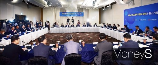 [머니S포토] 박영선 장관, 중소기업인과의 두번째 간담회 개최