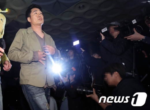 방송인 이창명이 지난 2016년 4월21일 조사를 위해 찾은 서울 영등포경찰서 앞에서 음주운전 혐의에 대해 결백을 주장하며 당당하게 들어서고 있다. /사진=뉴스1