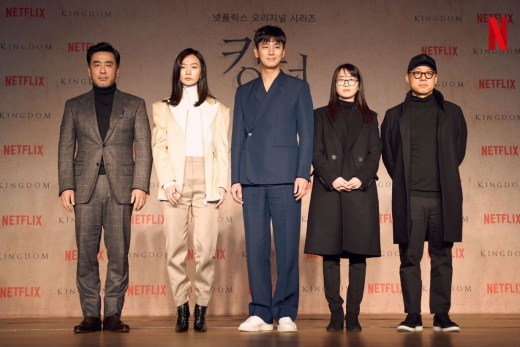 '킹덤' 배우들과 제작진. /사진=넷플릭스 공식 트위터
