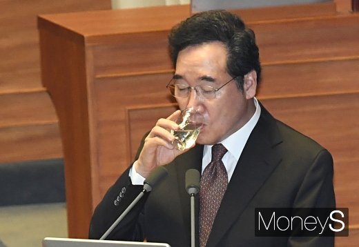 [머니S포토] 물 마시는 이낙연 국무총리