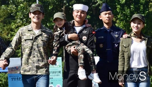 건군 제71주년 국군의 날을 하루 앞둔 30일 서울 중구 서울광장에서 국방부 주최 '국군응원 캠페인'이 열렸다./사진=임한별 기자