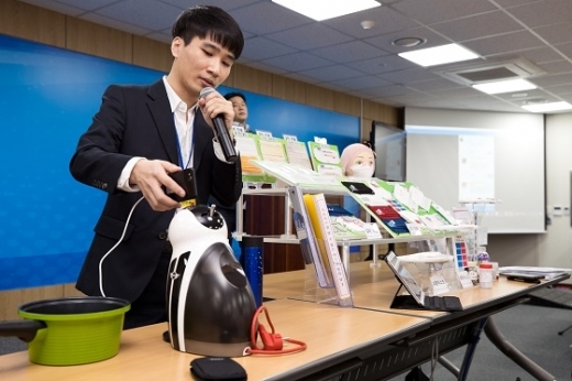 태식 한국과학기술원(KAIST) 전산학부 박사과정 대학원생이 1일 세종특별자치시 과기정통부 기자실에서 ‘스마트폰으로 두드려 사물을 인식하는 신기술 개발’ 관련 시연을 하고 있다. /사진=과기정통부