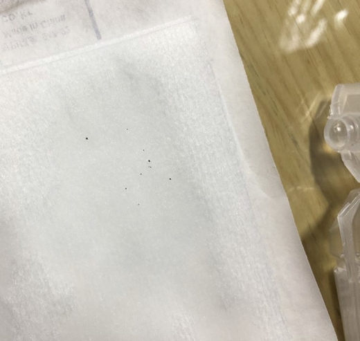 JW중외제약의 멸균생리식염수 크린클에서 검정색의 미세한 이물질이 발견됐다는 주장이 제기됐다./사진=독자 제공