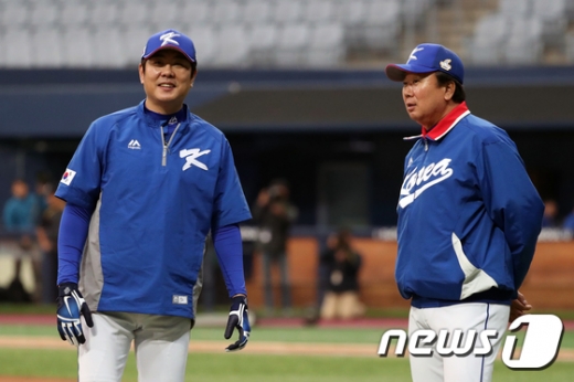 지난 2017년 당시 국가대표팀을 지휘했던 선동열 감독(오른쪽)과 정민철 코치. /사진=뉴스1