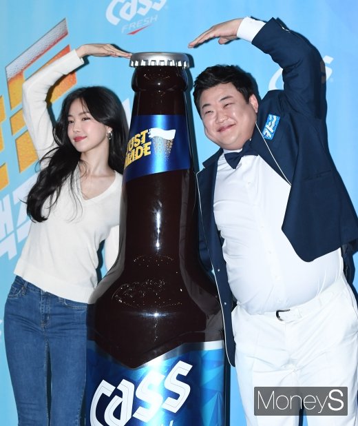 [머니S포토] 손나은·김준현 '대형 카스와 함께'