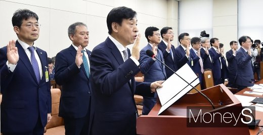 [머니S포토] 이주열 총재, "통화정책 완화기조 유지… "