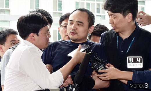 '한강 몸통 시신 사건' 피의자 장대호(가운데)가 지난 8월21일 경기 고양시 덕양구 화정동 경기 고양경찰서에 보강조사를 받기 위해 수사관들과 함께 청사로 들어서며 취재진의 질문에 답하고 있다. /사진=임한별 기자