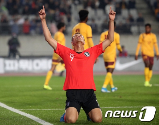 10일 오후 8시 화성종합운동장에서 열린 국제축구연맹(FIFA) 2022 카타르월드컵 아시아 지역 2차 예선 스리랑카전에서 멀티골을 터뜨린 김신욱. /사진=뉴스1