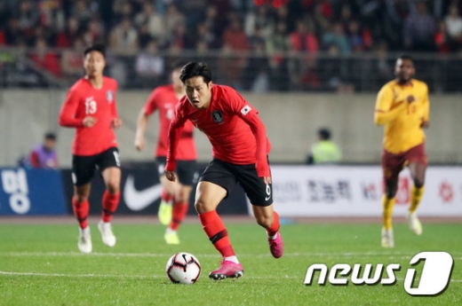 10일 오후 8시 화성종합운동장에서 열린 국제축구연맹(FIFA) 2022 카타르월드컵 아시아 지역 2차 예선 H조 조별리그 2차전에서 스리랑카를 상대로 재능을 뽐낸 한국 대표팀의 이강인. /사진=뉴스1